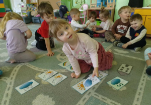 Dziewczynka układa pogodowe rytmy