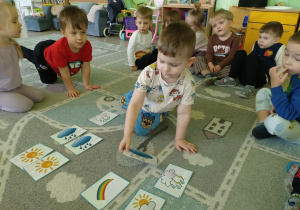 Chłopiec układa pogodowe rytmy