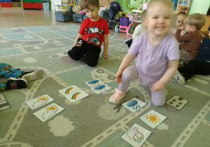 Dziewczynka układa pogodowe rytmy