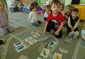 Chłopiec układa pogodowe rytmy