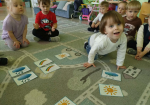 Chłopiec układa pogodowe rytmy