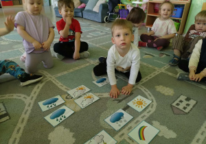 Chłopiec układa pogodowe rytmy