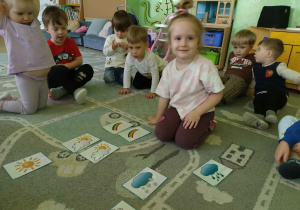 Dziewczynka układa pogodowe rytmy