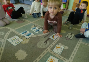 Chłopiec układa pogodowe rytmy