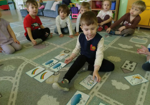 Chłopiec układa pogodowe rytmy