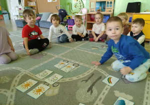 Chłopiec układa pogodowe rytmy