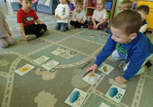 Chłopiec układa pogodowe rytmy