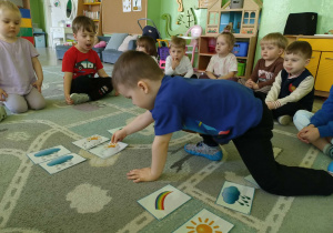 Chłopiec układa pogodowe rytmy