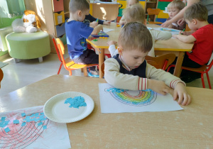 Chłopiec wykleja chmurki