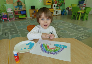 Chłopiec wykleja chmurki