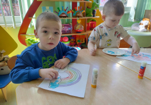 Chłopiec wykleja chmurki