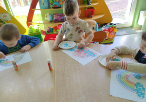 Chłopiec wykleja chmurki