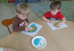 Chłopiec wykleja chmurki