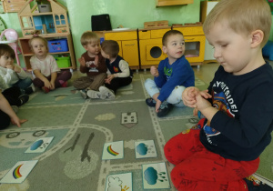 Chłopiec układa pogodowe rytmy