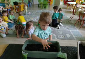 Chłopiec sieje nasiona