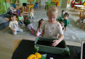 Dziewczynka sieje nasiona