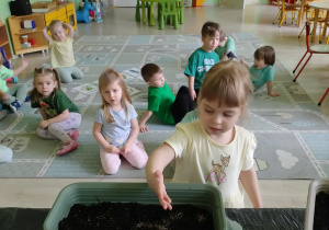 Dziewczynka sieje nasiona