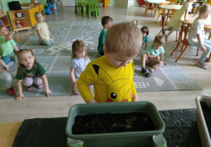 Chłopiec sieje nasiona