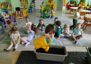 Chłopiec podlewa nasiona