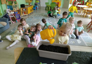 Dziewczynka podlewa nasiona