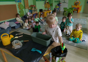 Dziewczynka wsypuje ziemię do doniczki