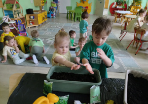 Dzieci sieją nasiona