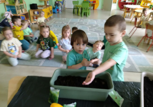 Chłopcy sieją nasiona