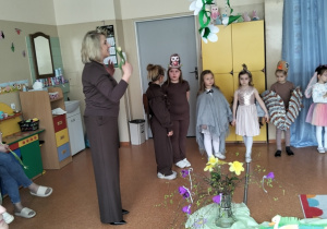 Pani wicedyrektor dziękuje dzieciom za przedstawienie