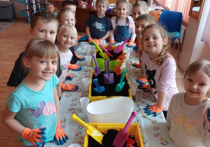 Dzieci podczas zajęć ogrodniczych