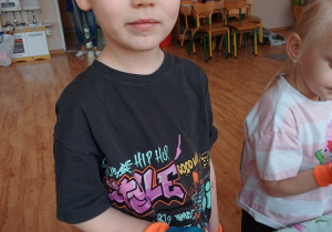 Dzieci podczas zajęć ogrodniczych wysiewają nasionka