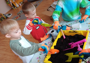 Dzieci podczas zajęć ogrodniczych