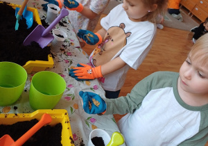 Dzieci podczas zajęć ogrodniczych