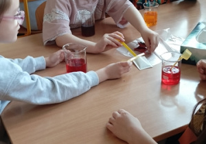 Dzieci wykonują samodzielne doświadczenia