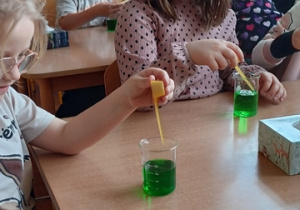 Dzieci wykonują samodzielne doświadczenia