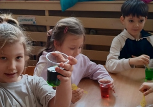 Dzieci wykonują samodzielne doświadczenia