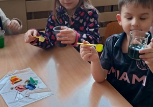 Dzieci wykonują samodzielne doświadczenia