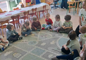 Dzieci siedzą w kole i słuchają pani dietetyk