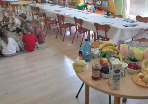 Dzieci siedzą w kole i słuchają pani dietetyk