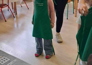 Dzieci zakładają fartuszki