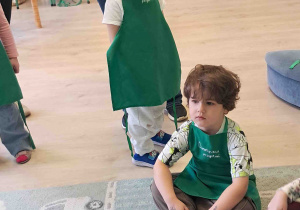 Dzieci zakładają fartuszki