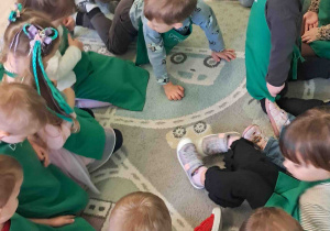 Dzieci zakładają fartuszki