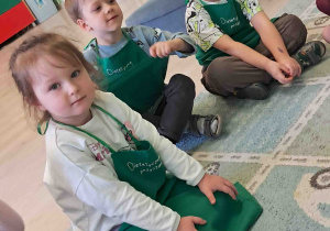 Dzieci zakładają fartuszki