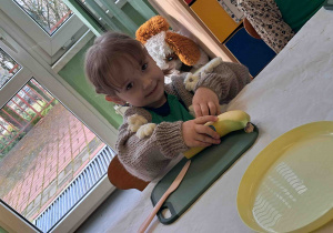 Dzieci kroją przygotowane owoce