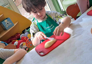 Dzieci kroją przygotowane owoce