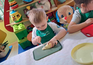 Dzieci kroją przygotowane owoce