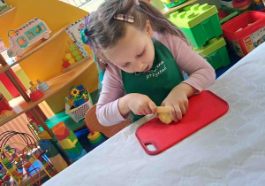 Dzieci kroją przygotowane owoce