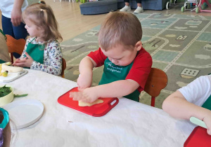 Dzieci kroją przygotowane owoce