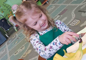 Dzieci kroją przygotowane owoce