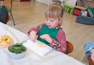 Dzieci kroją przygotowane owoce