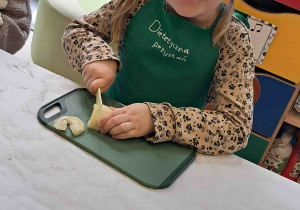 Dzieci kroją przygotowane owoce